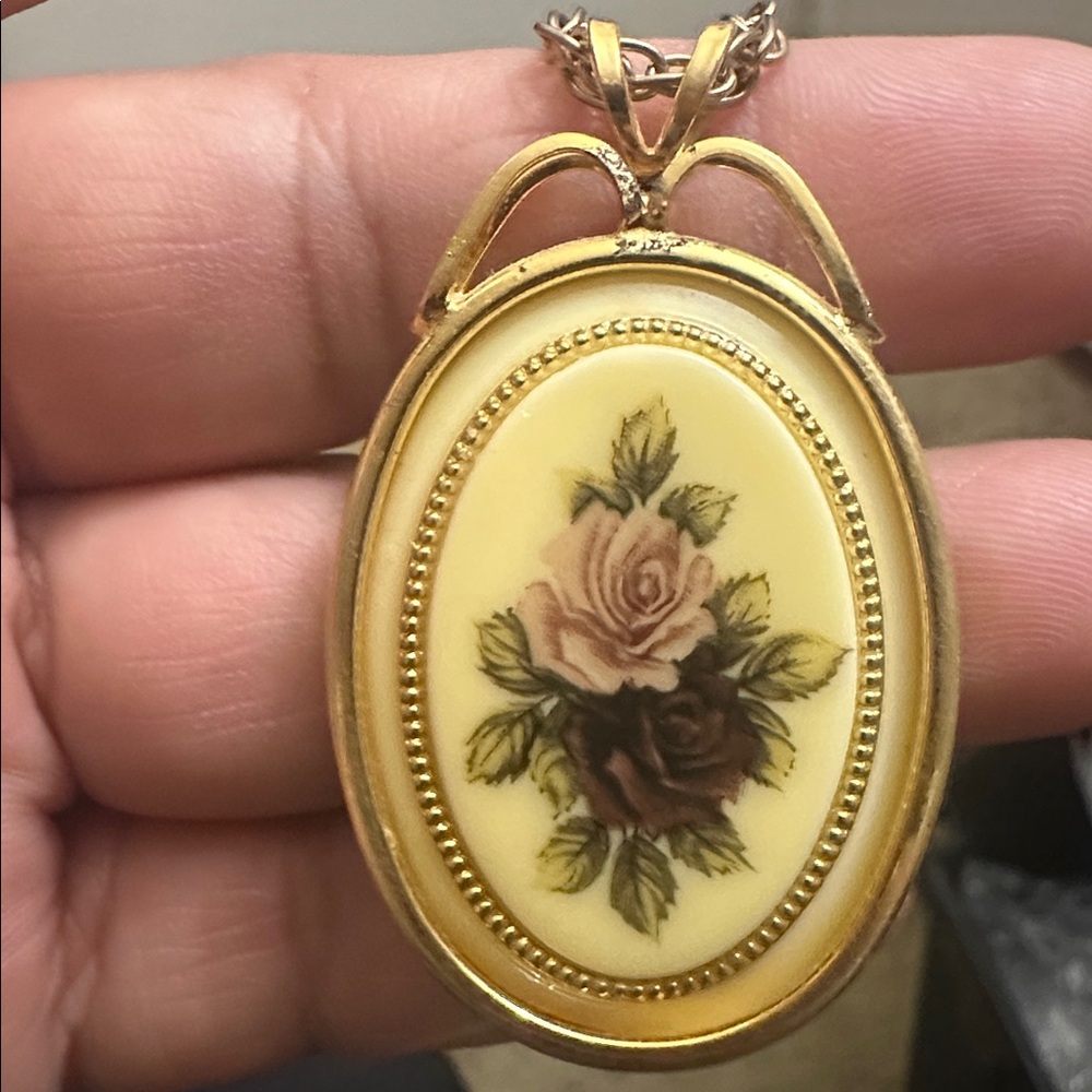 Elegant Gold Pendant Necklace